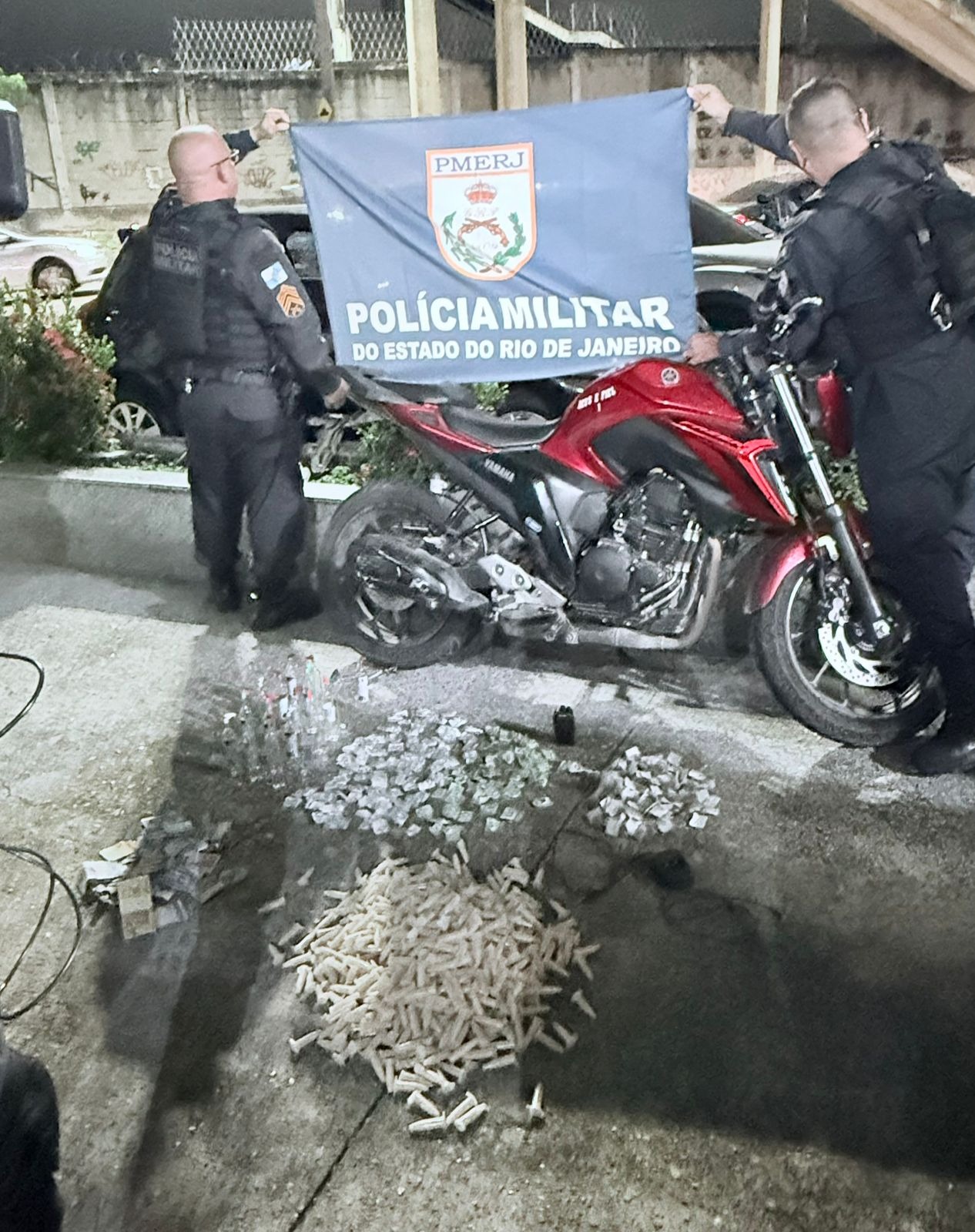 PMs do Meier apreendem drogas e recuperam motocicleta roubada na Comunidade da Galinha